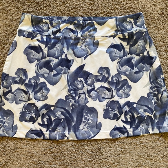 Puma women’s small white / blue athletic skirt - Picture 2 of 5